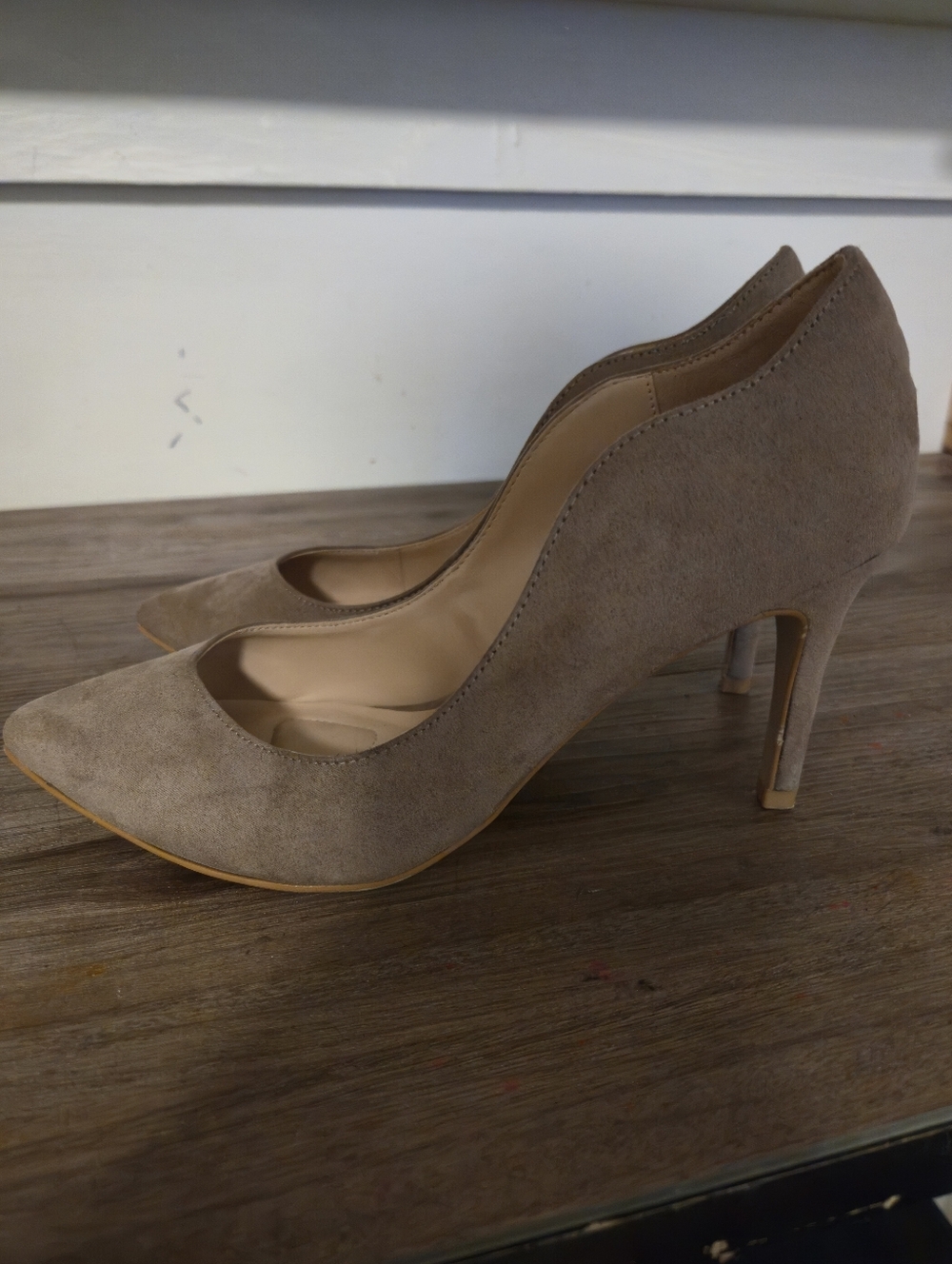 Kelly & Katie Taupe Pointed-Toe Suede Pumps 2 " Heels Like New 8 - Picture 15 of 15